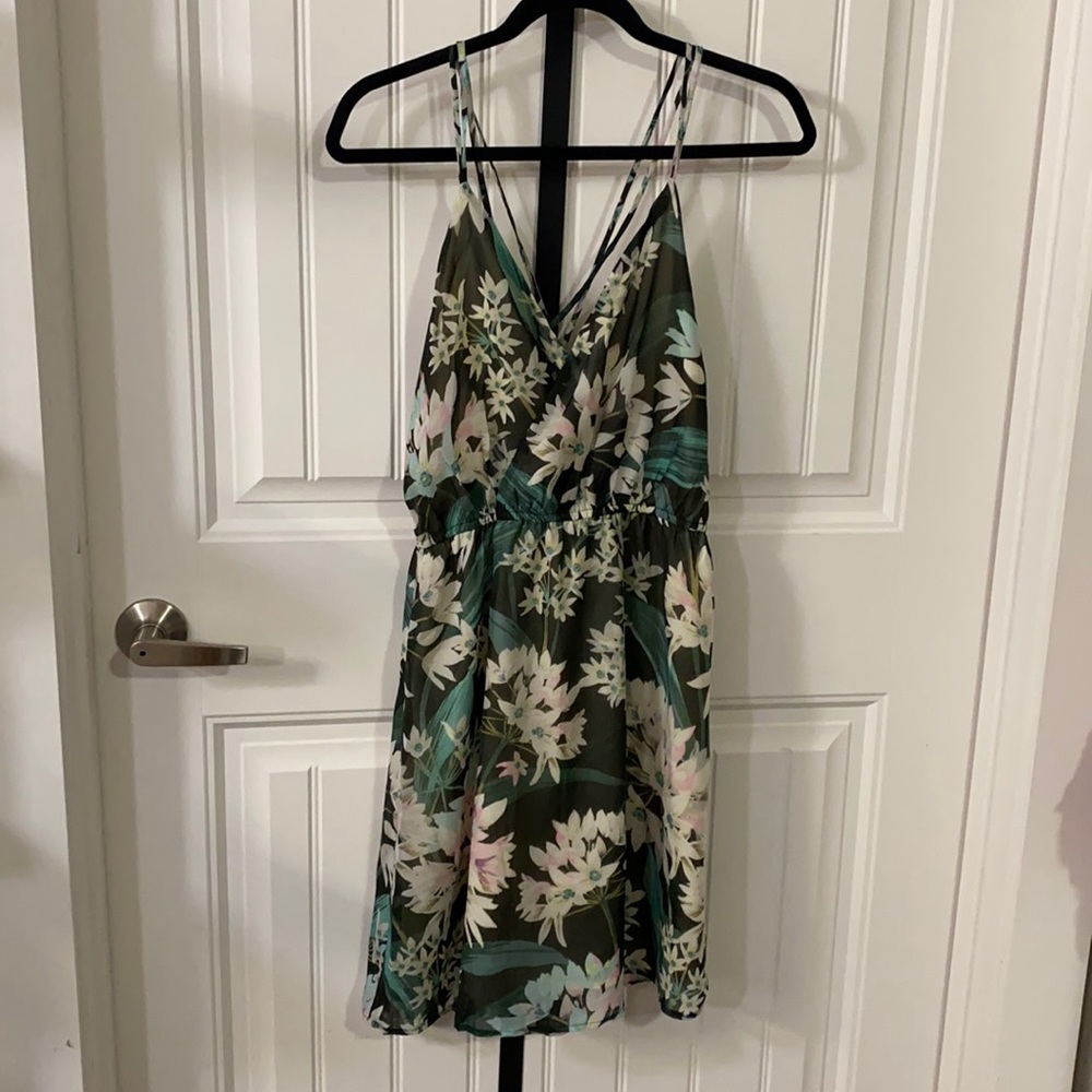 🤯MOVING SALE🤯 Criss cross back floral dress